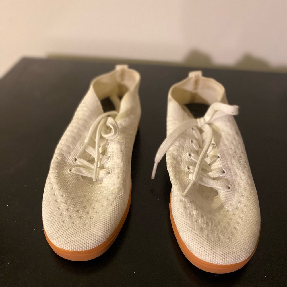 WOMEN’S SHOES - Suavs Sneakers. Size 5